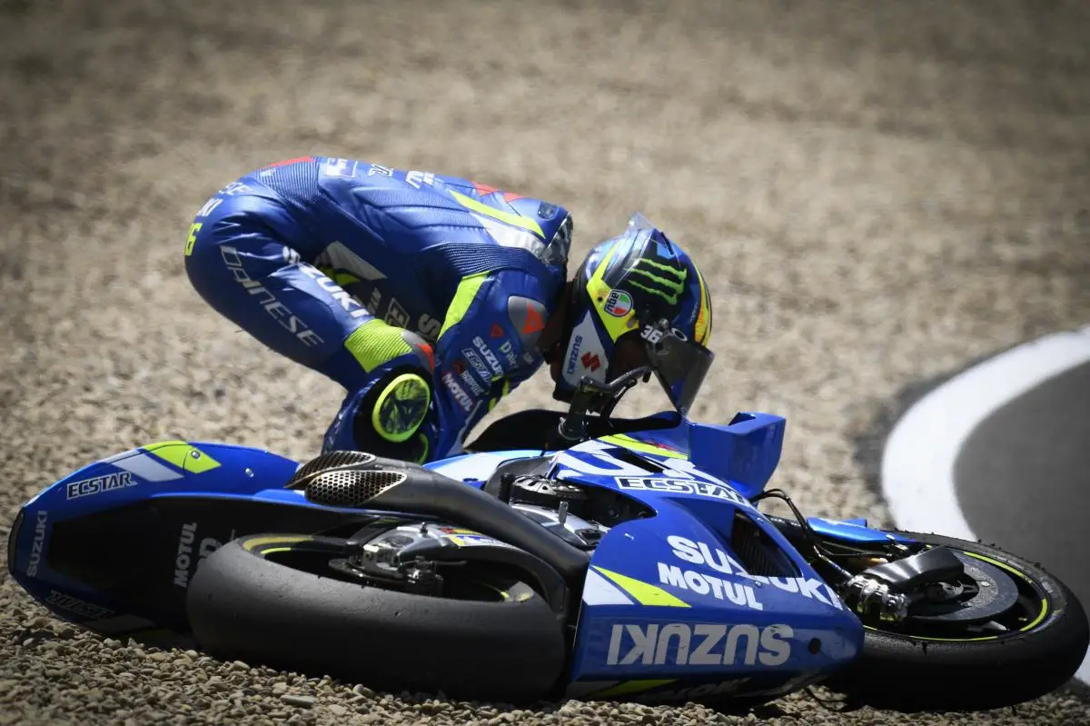Маршал в MotoGP украл деталь с гоночного байка. Его засняла бортовая камера мотоцикла