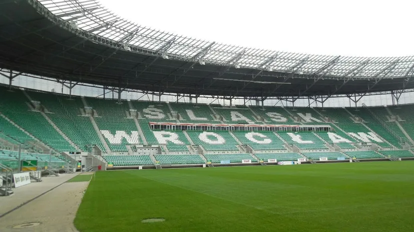 Белорус не попал на матч во Вроцлаве, но проник на стадион. Он заглянул в VIP-ложу и даже побегал от охраны на парковке