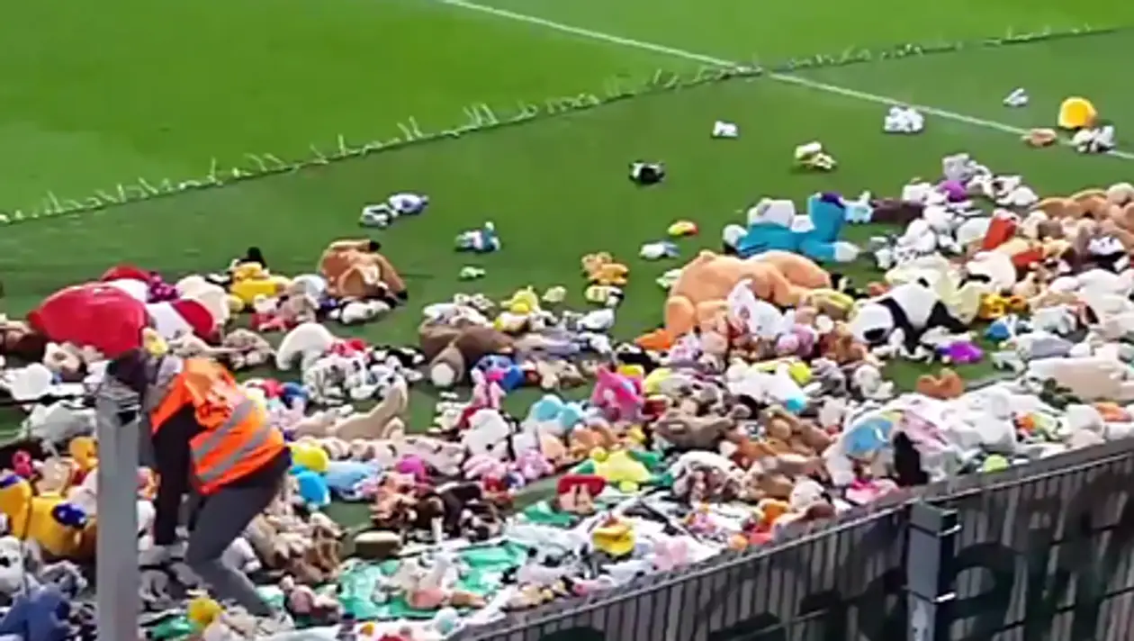 Бельгийские фанаты сорвали начало матча. И закидали поле подарками для детей