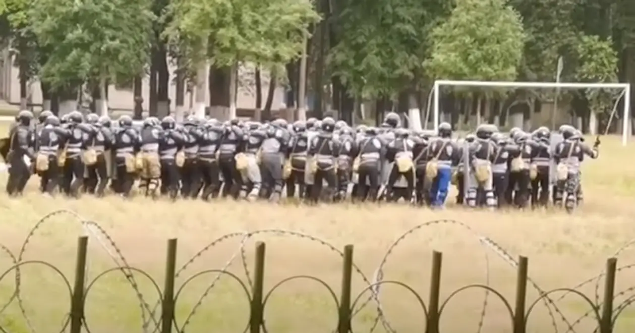 Видео дня. Курсанты института МВД тренируются разгонять протесты на футбольном поле в Могилеве
