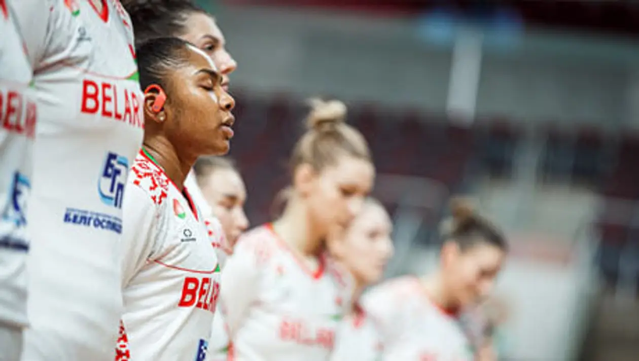 Женская сборная Беларуси по баскетболу необычно исполнила гимн: пела лишь одна, кто-то слушал музыку в наушниках
