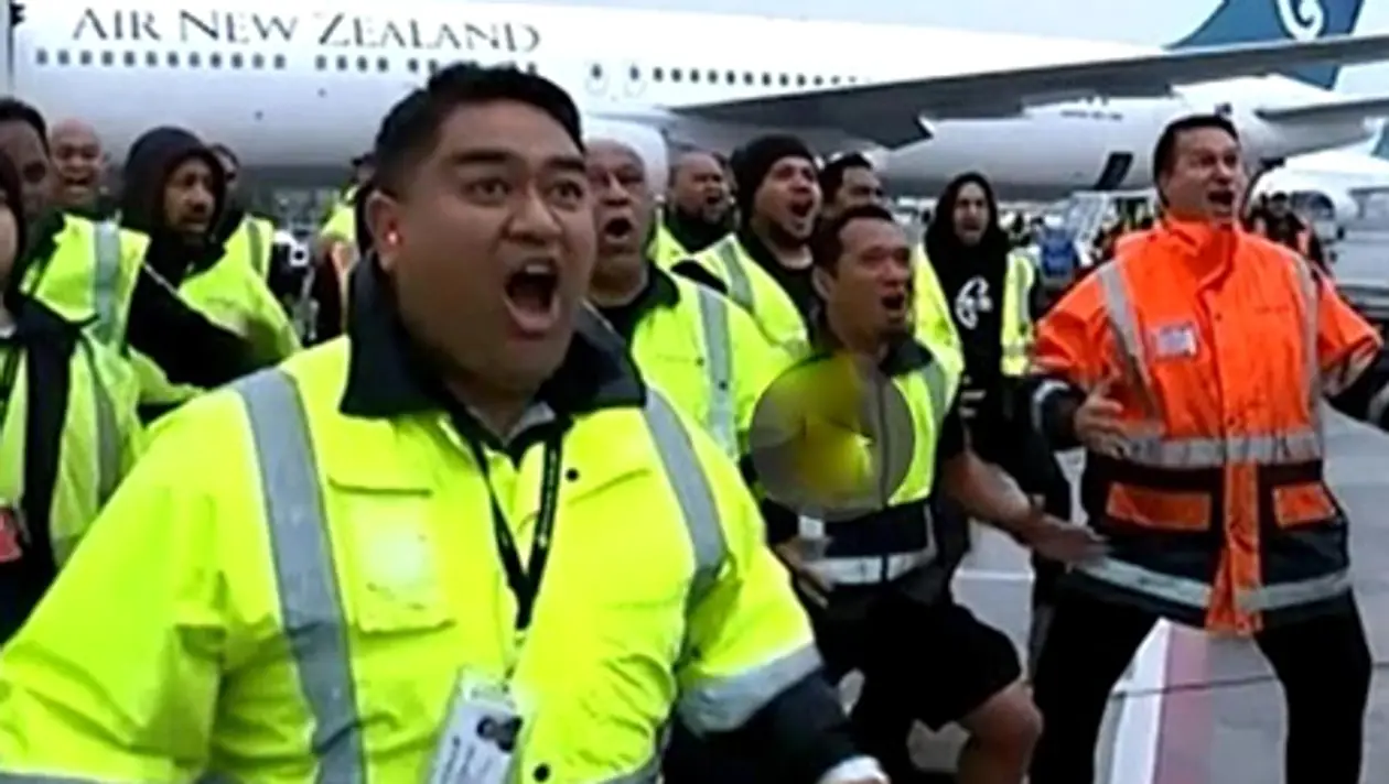 Хака в аэропорту. В Новой Зеландии встретили чемпионов мира по регби