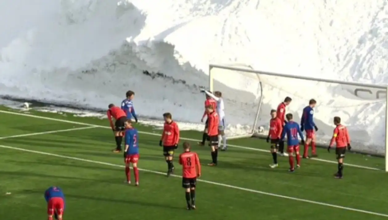 В Норвегии сыграли в футбол на поле, вокруг которого была 6-метровая стена снега