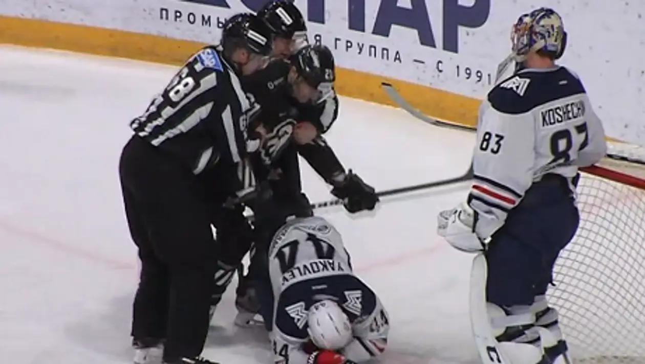 Гигант-белорус взбесился в матче КХЛ – ударил лежащего на льду соперника клюшкой в спину. Лига наказала его долгим баном