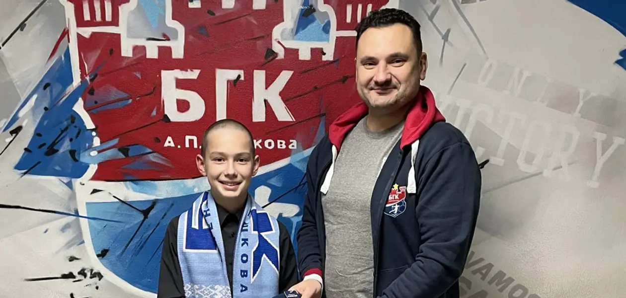 13-летний болельщик «Мешков Брест» постригся наголо из-за поражения в матче со СКА – главный тренер БГК пригласил парня на чай и вручил подарки от клуба