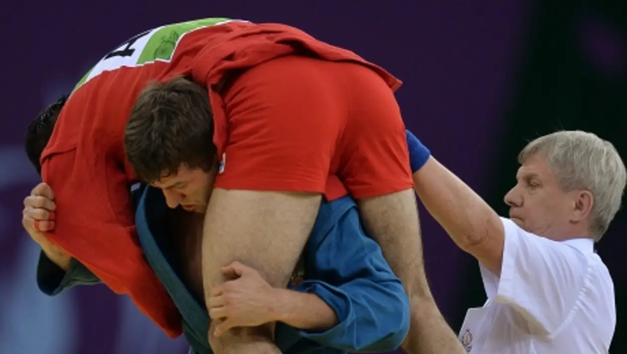 Поступок дня. Белорусский самбист на плечах уносит травмированного соперника