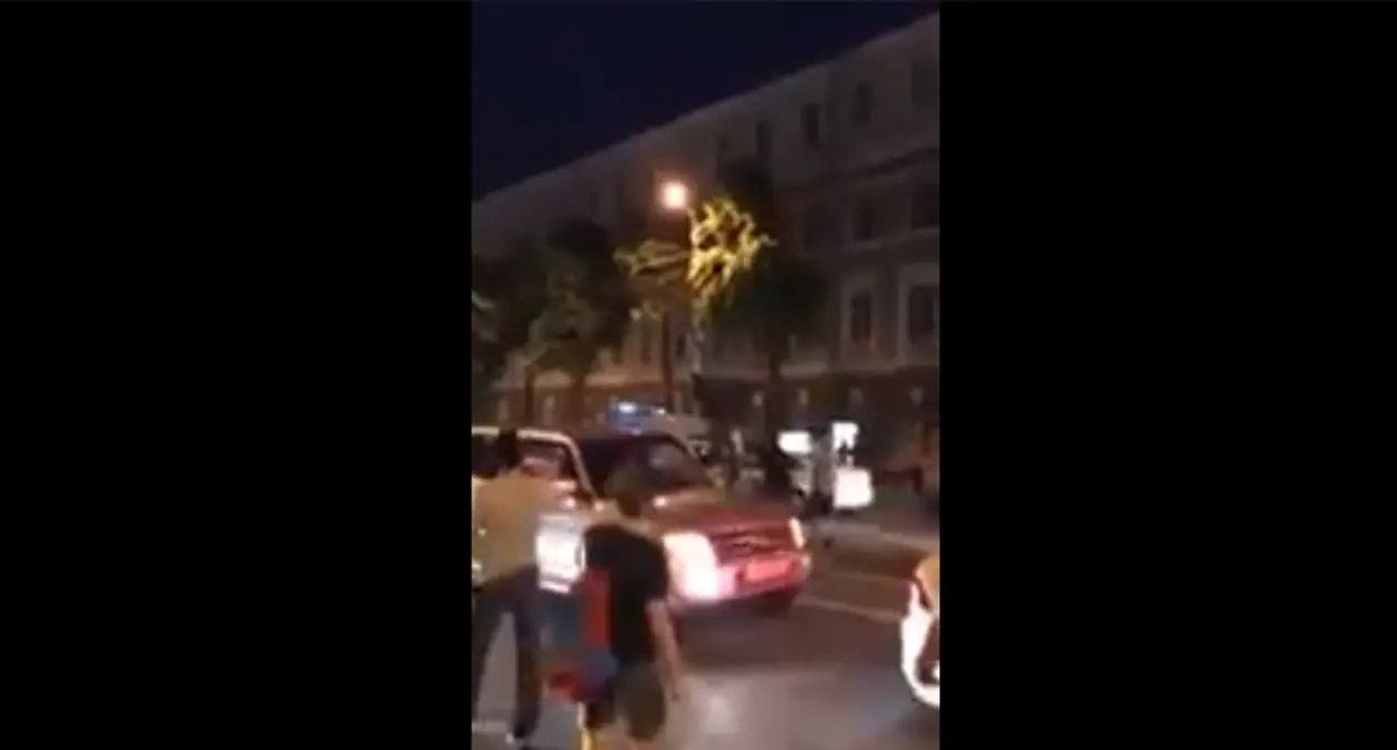 Полицейские избили болельщика, который запрыгнул на их машину после победы сборной России