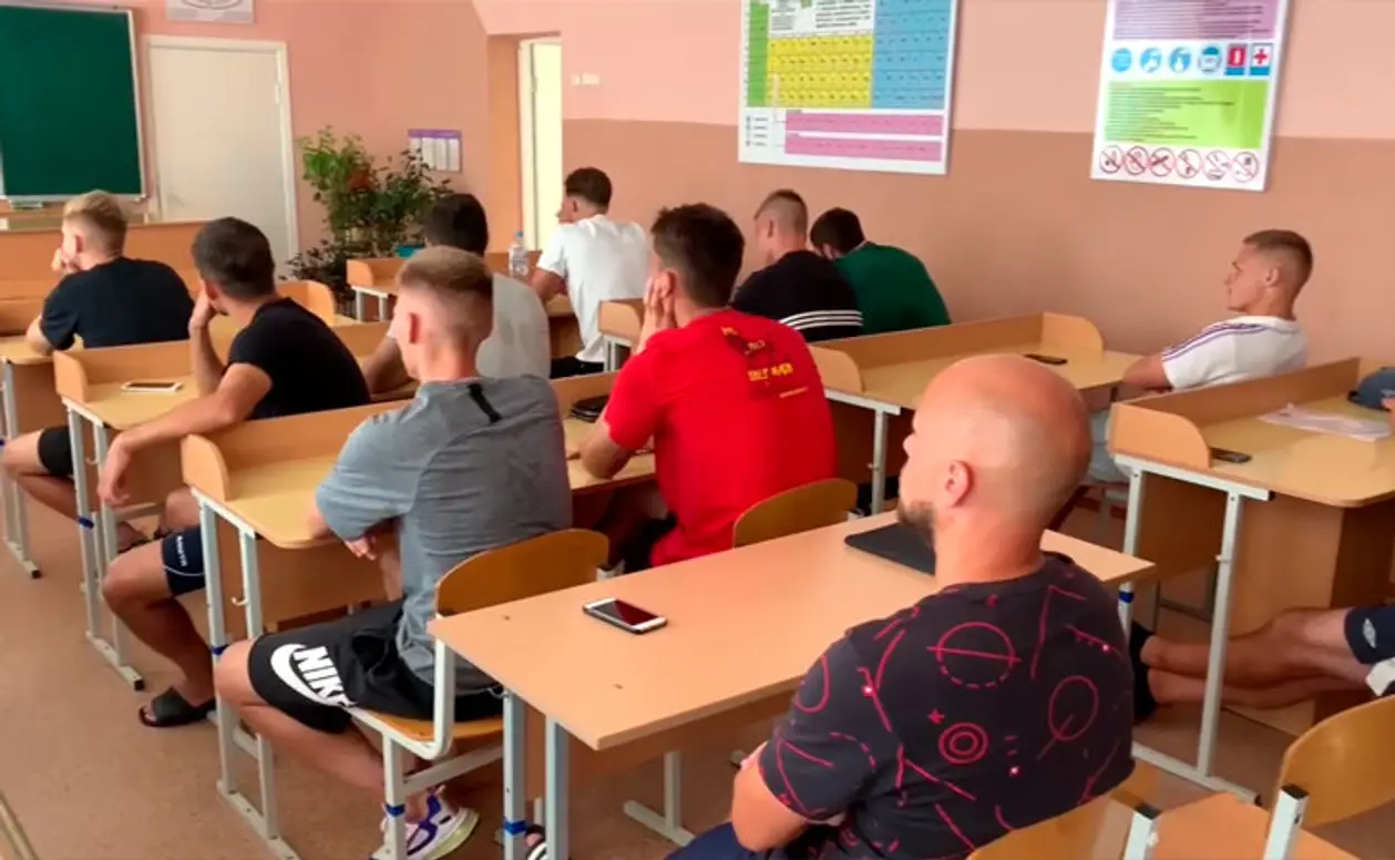 Слонимские футболисты используют максимум для подготовки к матчам: занимаются теорией в мультимедийном классе местной школы
