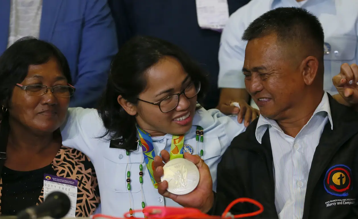 Медалисты Рио празднуют со своими родителями