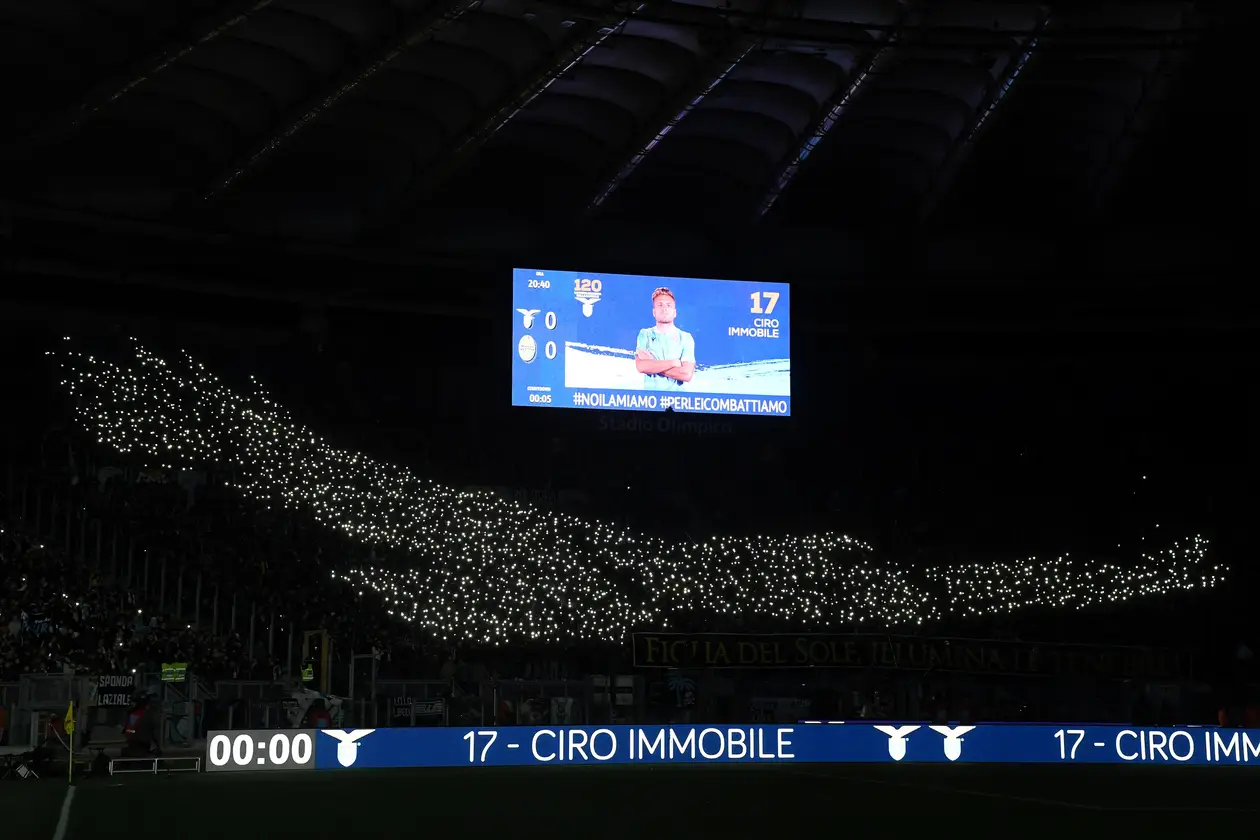 Новый шедевр фанатов «Лацио»: на стадионе погас свет, и на трибуне засиял орел – символ клуба 🦅