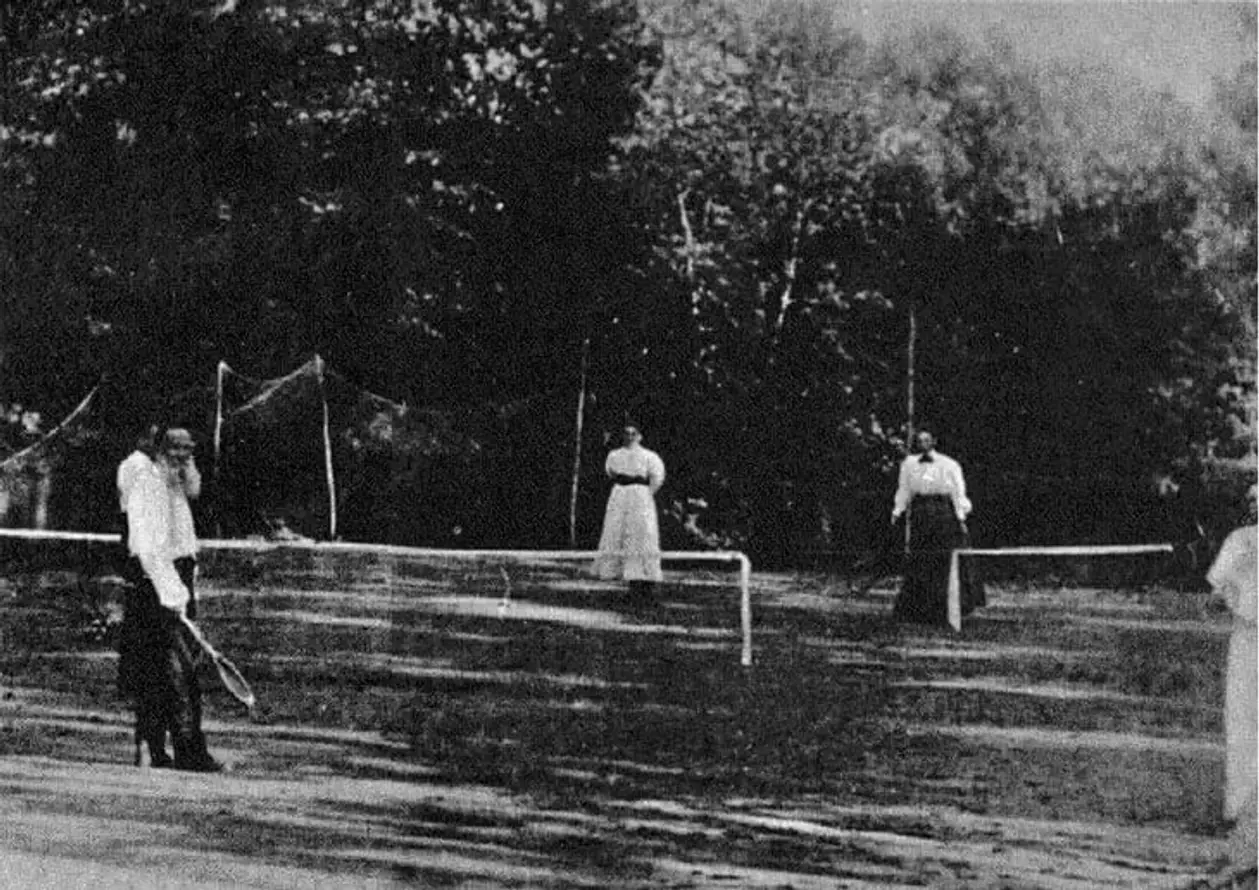 Лев Толстой считал теннис атрибутом рабства и барской забавой. А потом научился сам – и играл даже в 70+