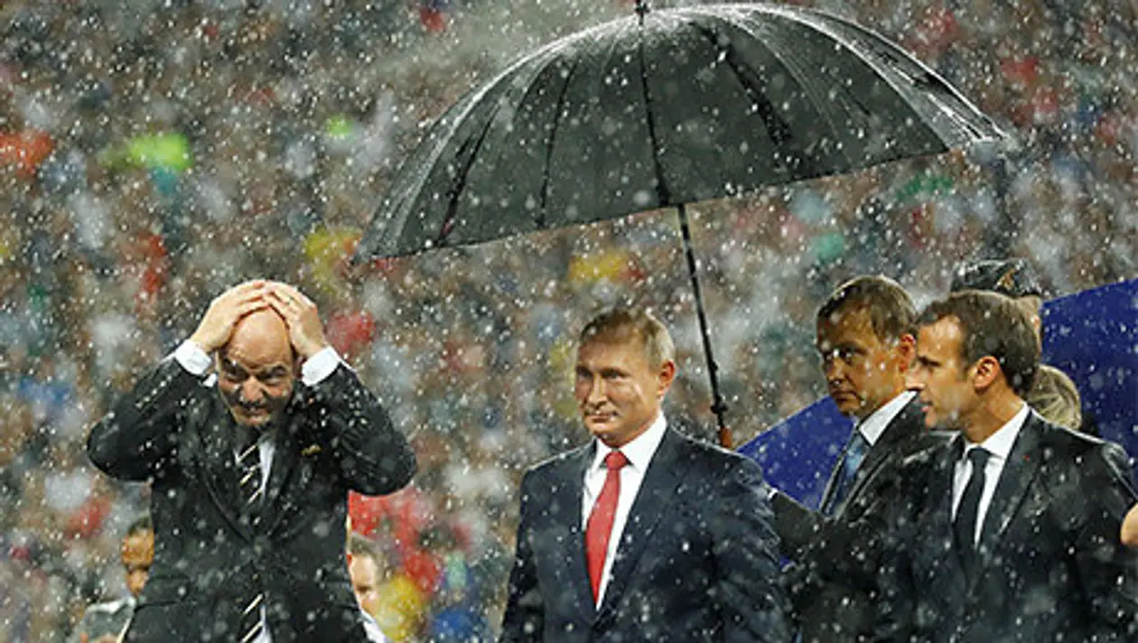 Ливень на награждении – зонт принесли только Путину