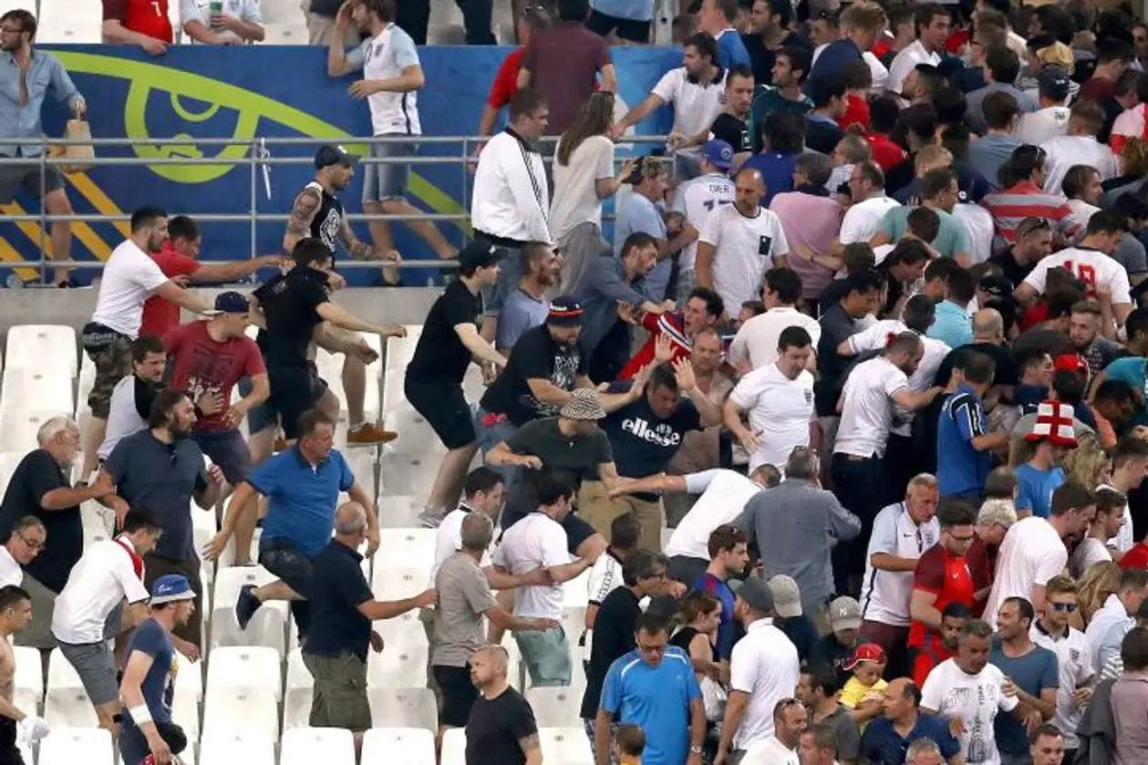 Российские фанаты атаковали болельщиков сборной Англии на стадионе «Велодром» после матча. ВИДЕО