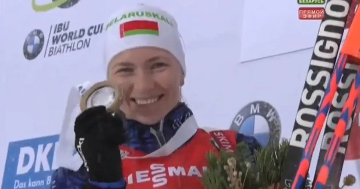 Домрачева получает медаль за первую победу после возвращения