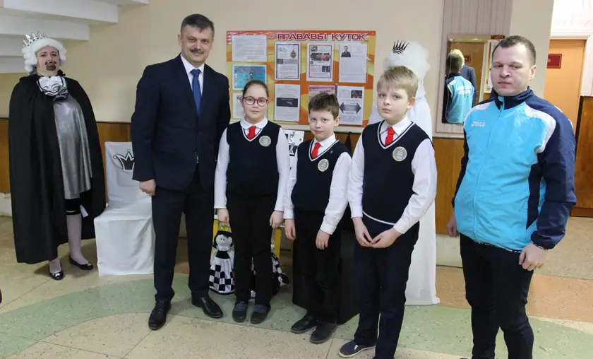 Министр спорта Беларуси посетил школу. В результате — куча смешных фото