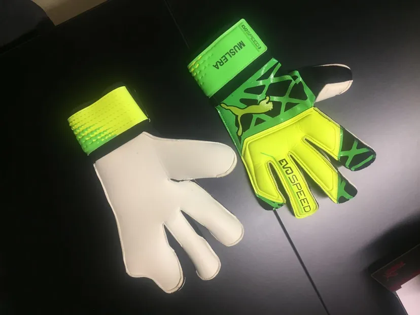Специальные перчатки для Фернандо Муслеры, у которого сломан палец