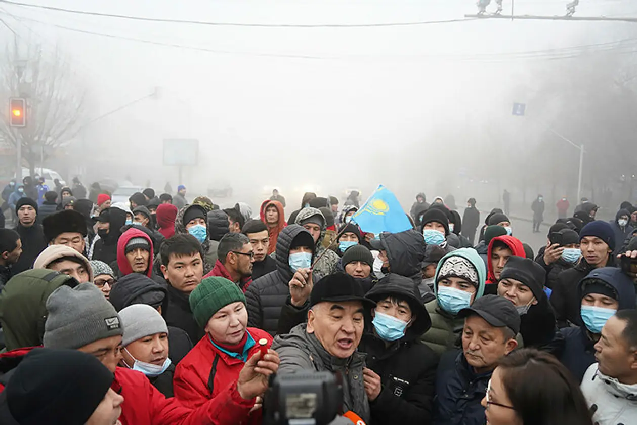 В Казахстане ЧП из-за массовых протестов: матч КХЛ без зрителей, офисы клубов закрыты
