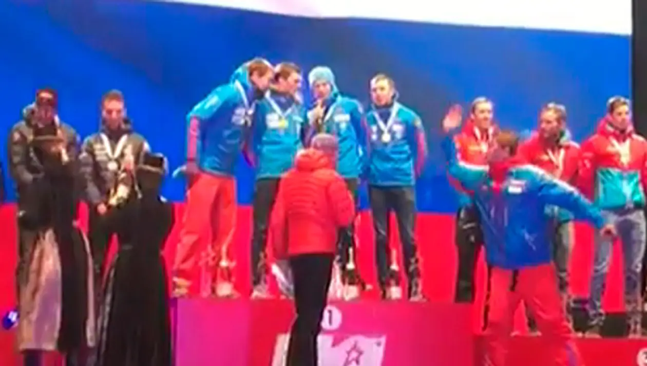 Российским биатлонистам на награждении ЧМ-2017 включили старый гимн, но они спели то, что надо