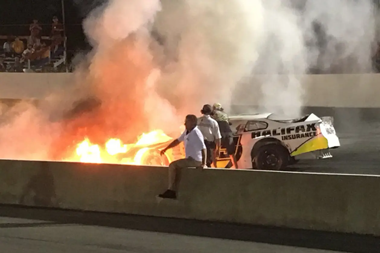 В гонке NASCAR отец спас сына из горящей машины