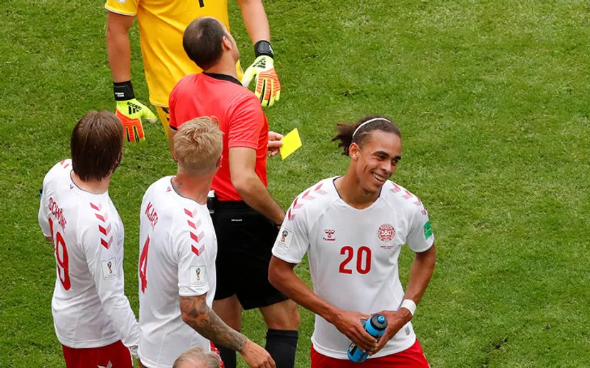 Поульсен играет за Данию с фамилией Юрари на футболке – в память об отце