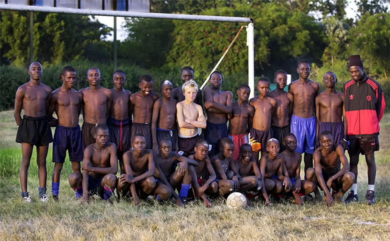 Игрок сборной Швеции Йон Гвидетти вернулся в Кению, чтобы повторить знаменитую фотографию 