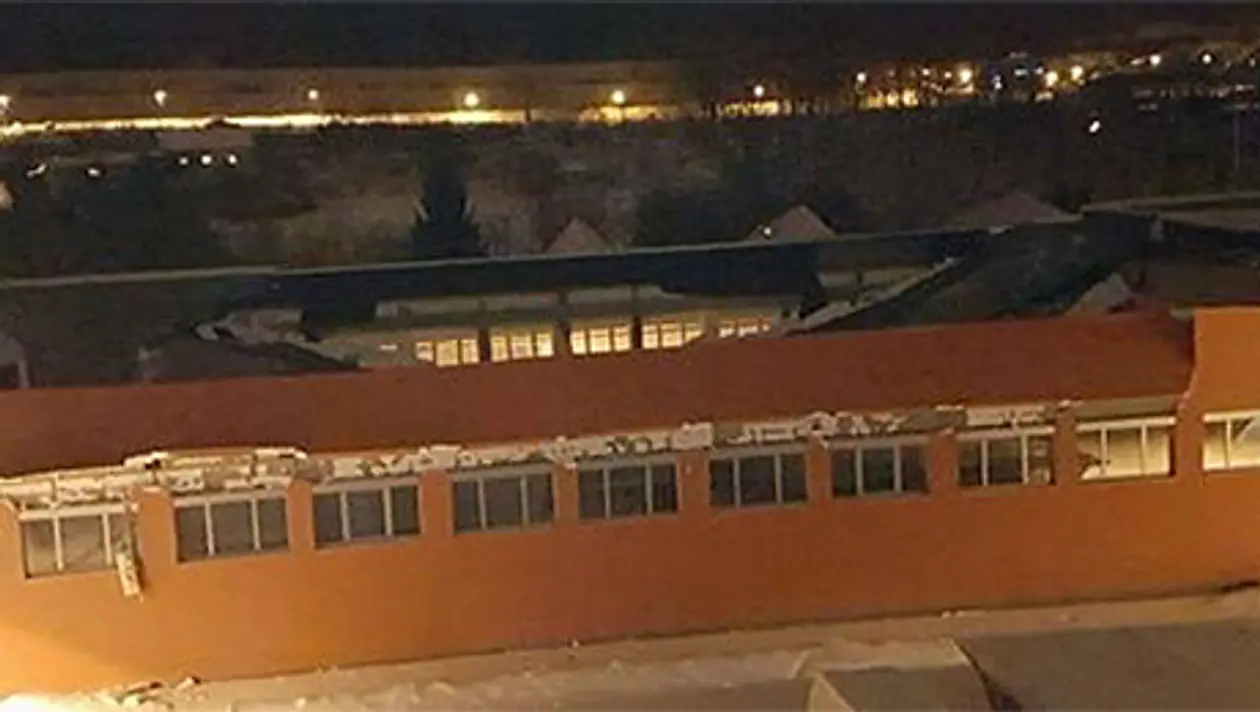 Флорболисты убегают из спортзала перед обрушением крыши