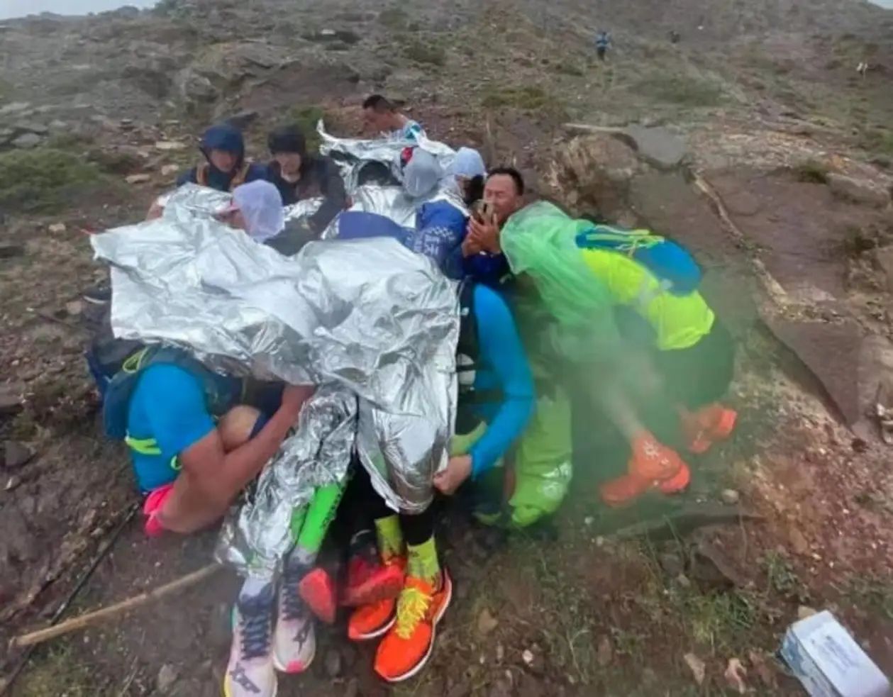 «Я достал одеяло – его тут же унесло ветром». Письмо бегуна, выжившего в марафоне, где замерз насмерть 21 участник
