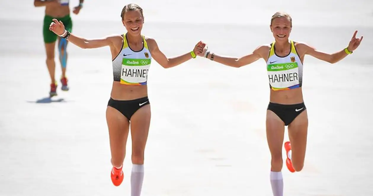 Немецкие двойняшки во время олимпийского марафона