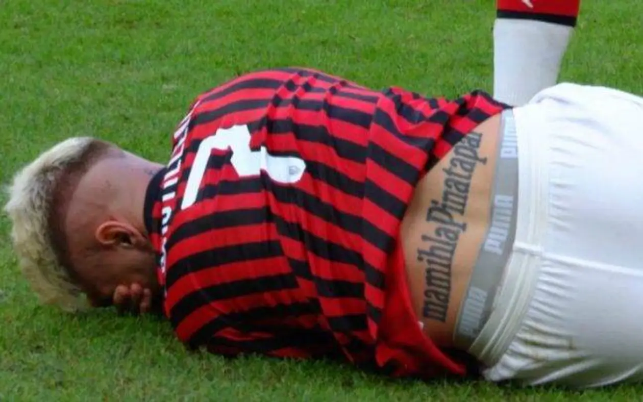 На спине игрока «Милана» тату на умирающем языке. Это слово очень сложно перевести
