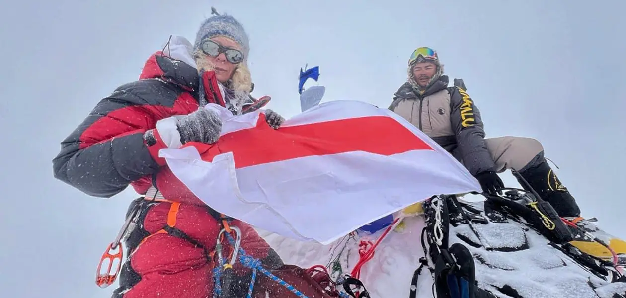 64-гадовая беларуска ўзняла бел-чырвона-белы сцяг на вышыні больш, чым 8000 метраў
