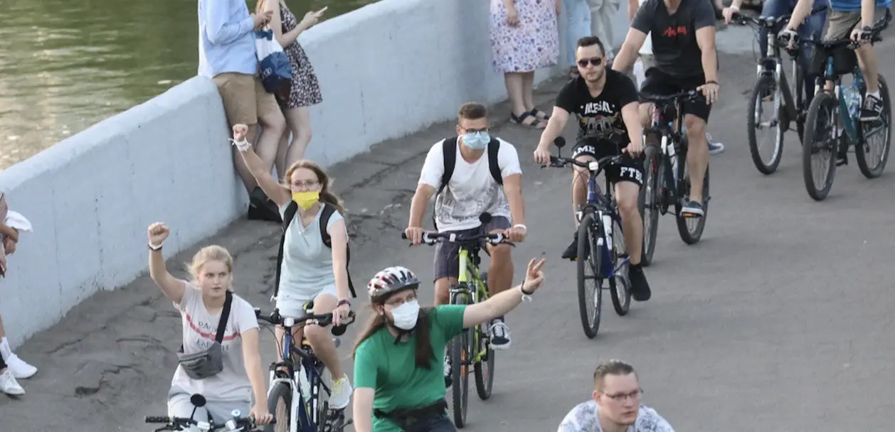 В Минске проходит велопробег солидарности. ГАИ перекрыла проспект Независимости, ловить велосипедистов помогают срочники