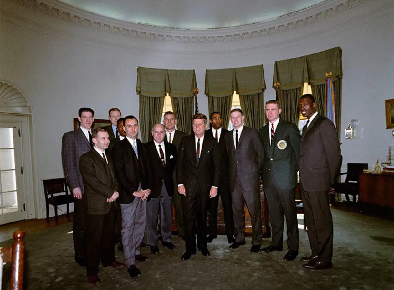 Чемпионы начали ходить в Белый дом, потому что Джон Кеннеди потел за «Селтикс»