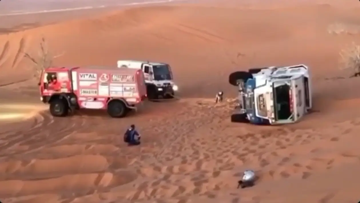 Грузовики, упавшие на бок в песках «Дакара», переворачивают обратно всего за 40 секунд. Выглядит монструозно
