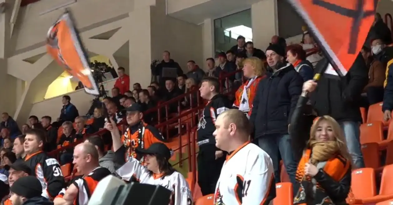 На хоккей в Солигорске пришла почти тысяча  – они точно ничего не боятся