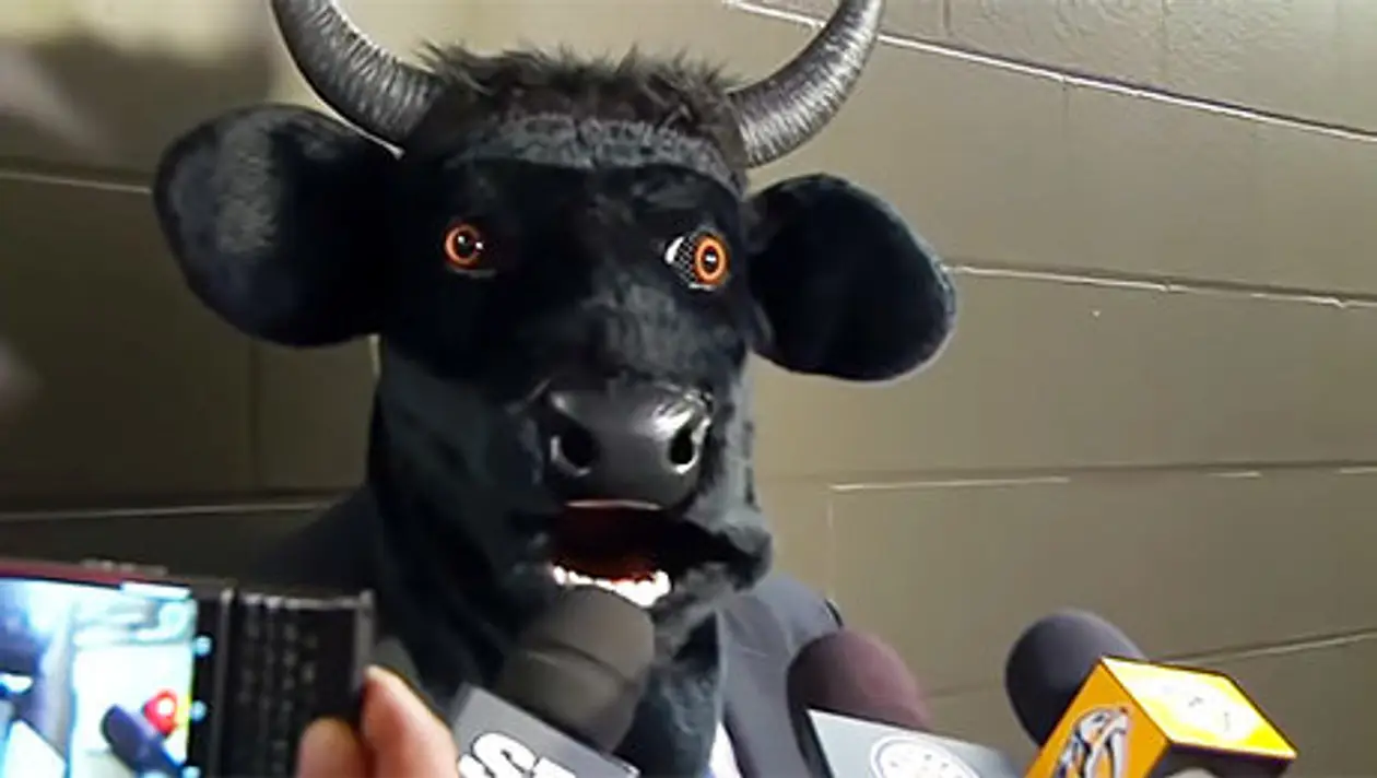 Тренер «Нэшвилла» дал интервью в маске быка. Проспорил