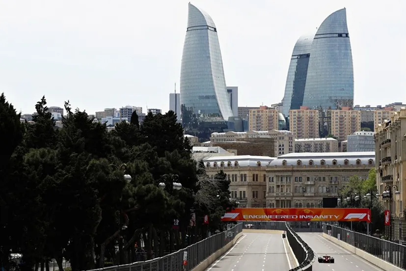 «Формула-1» приехала в Баку. Гонщиков встретили «Запорожцы» и ковры с Лениным