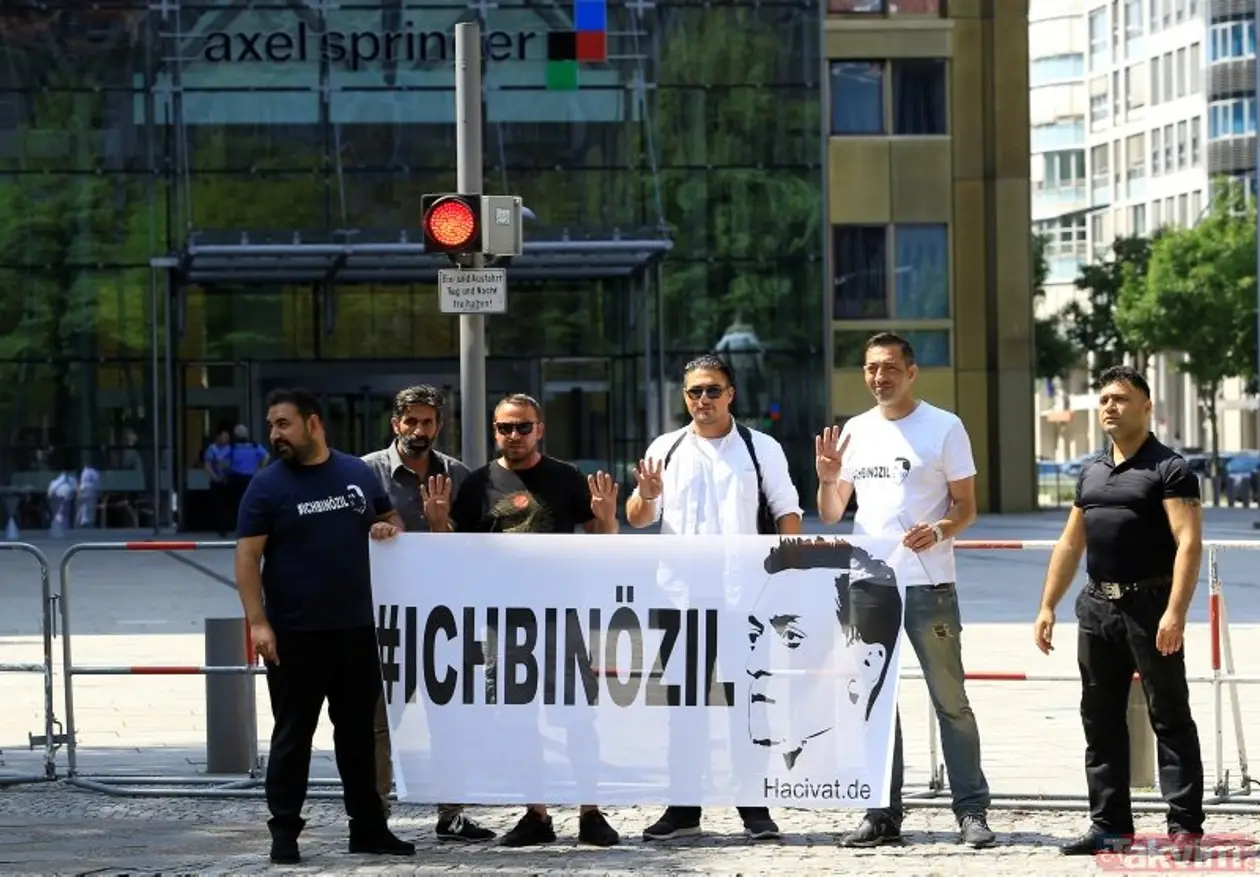 Фанаты устроили митинг в поддержку Озила. Все из-за травли Турции и ислама