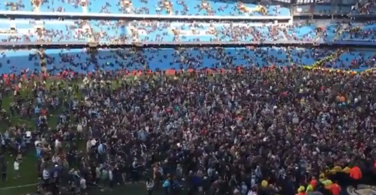 Прорыв фанов «Ман Сити» на поле после победы над «Суонси»