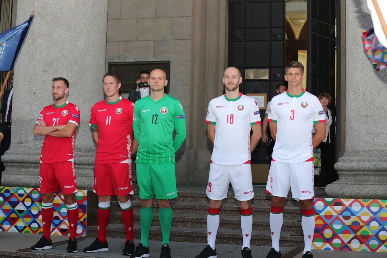 У сборной Беларуси новая форма – белая и красная без зеленых вставок, зато со словами из гимна