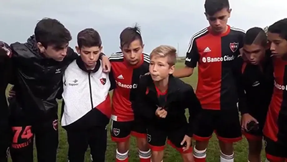 10-летний аргентинец настраивает партнеров на игру