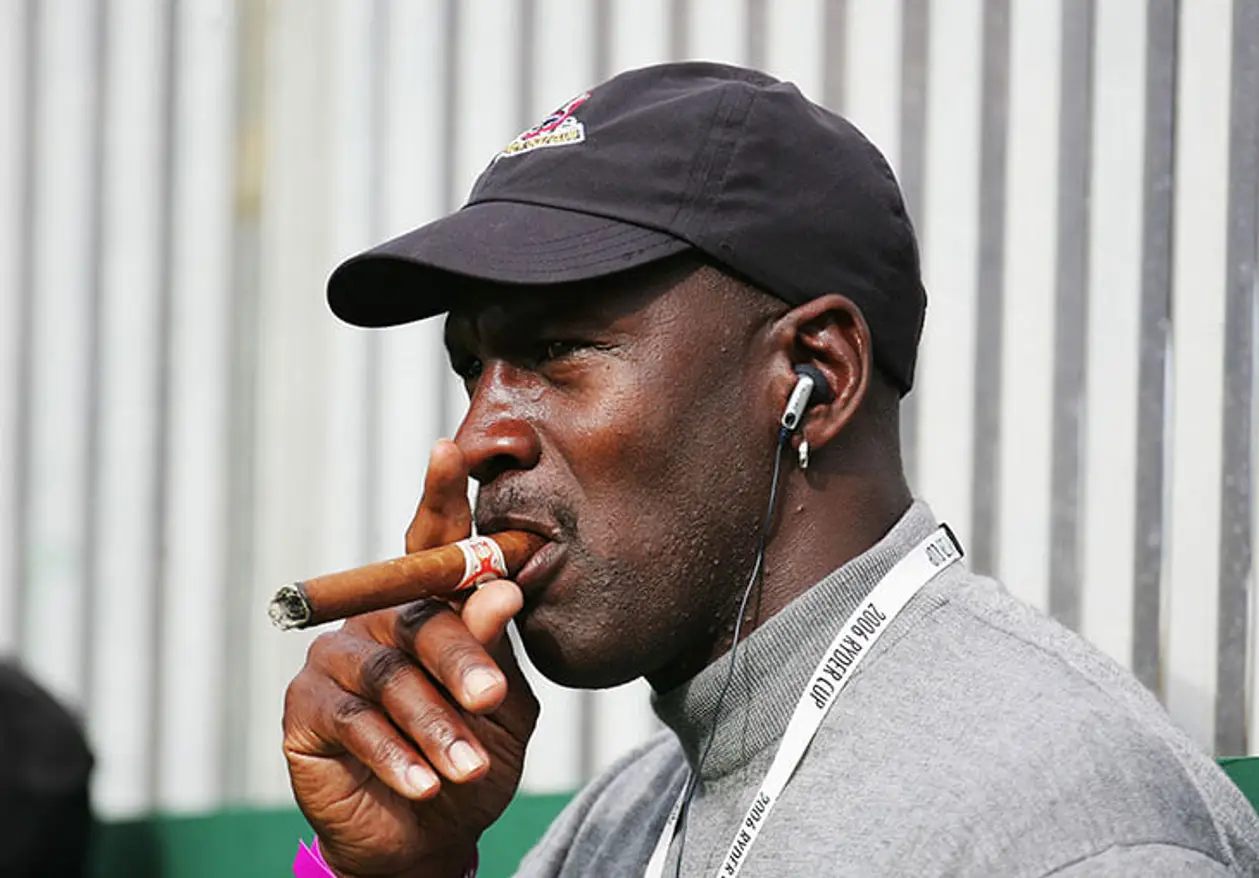 Майкл Джордан выкуривал по сигаре перед матчем. И завершил карьеру, так как получил травму из-за любви к сигарам