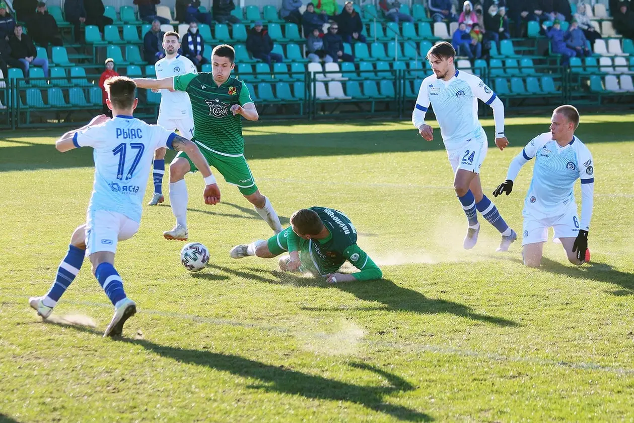 В Беларуси над футбольными полями поднимаются клубы пыли. Что это за прикол?