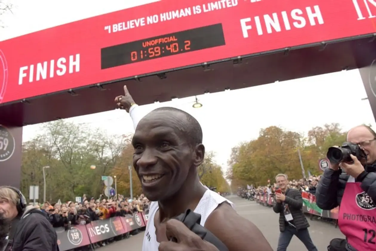 Он первый, кому удалось пробежать марафон быстрее чем за 2 часа! Помогали 150 человек (35 – на дистанции)