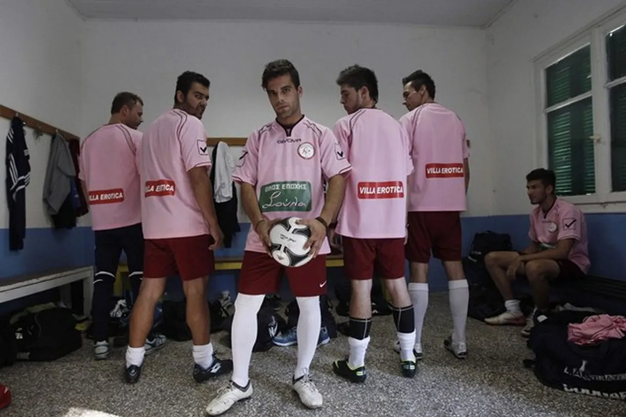 Как похоронные и публичные дома спонсируют любительский футбол Греции