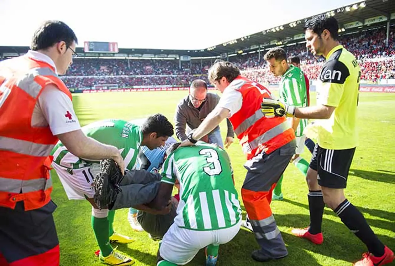 Футболисты помогают пострадавшим на стадионе в Памплоне