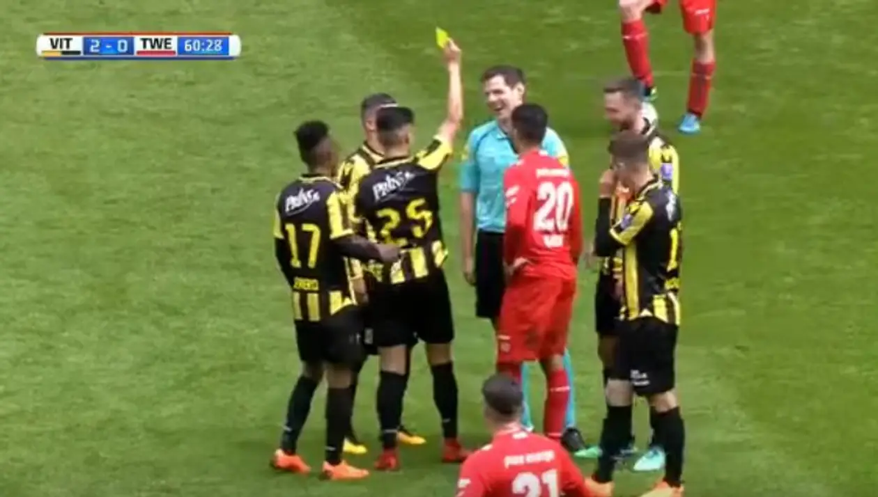 Футболист голландского «Витесса» наказал желтой карточкой арбитра встречи