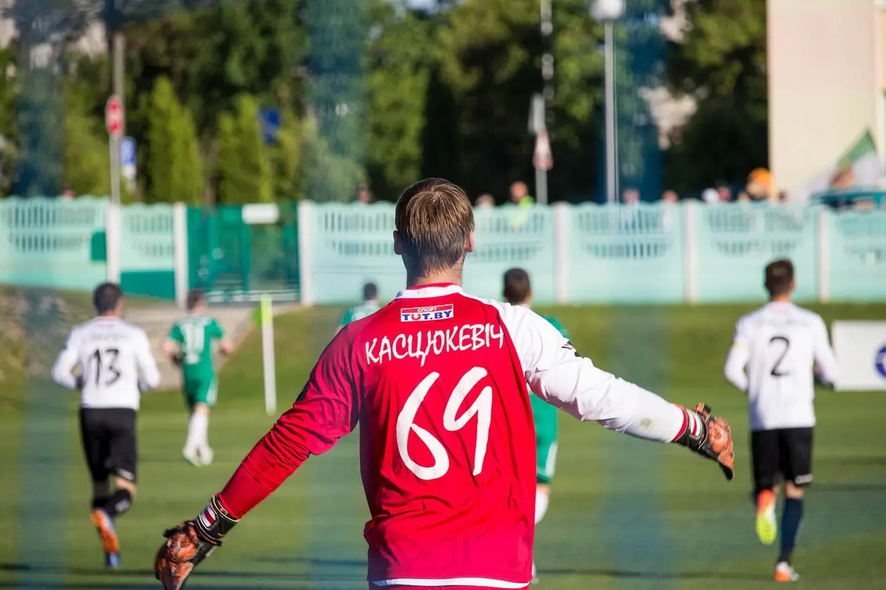 Вратарь «Крумкачоў» сыграл в перчатках с бело-красно-белым флагом