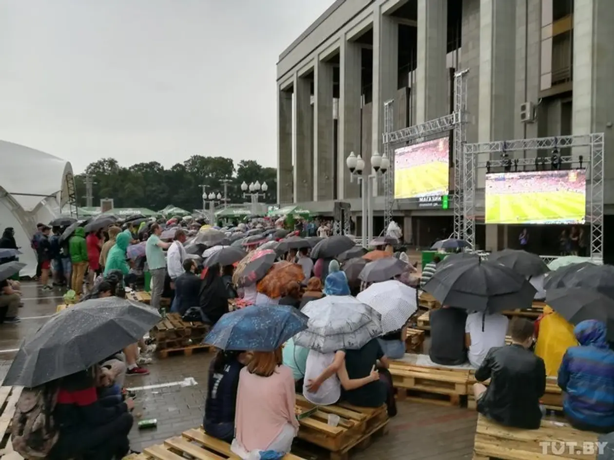 Фотофакт. Десятки минчан смотрели финал ЧМ возле Дворца республики – и ливень их не спугнул