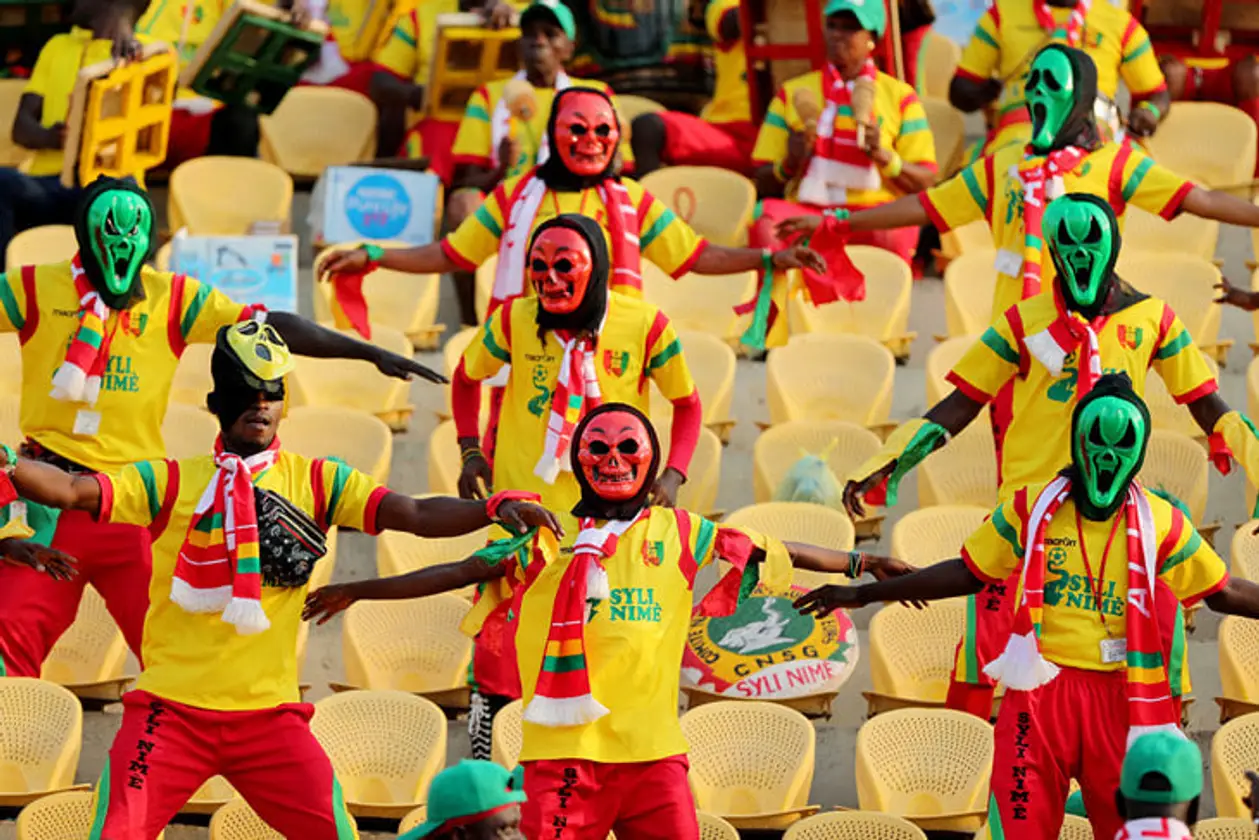 Необычные болельщики Кубка Африки: костюмы животных, краска на лицах и много музыки