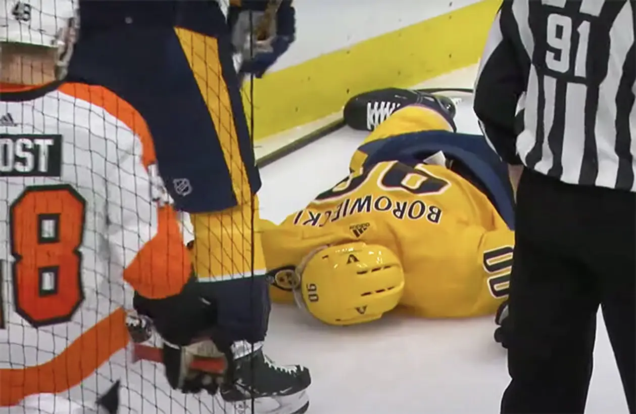 Жуткий эпизод из НХЛ: игрок замертво рухнул на лед, встретившись с бортом, а потом с соперником